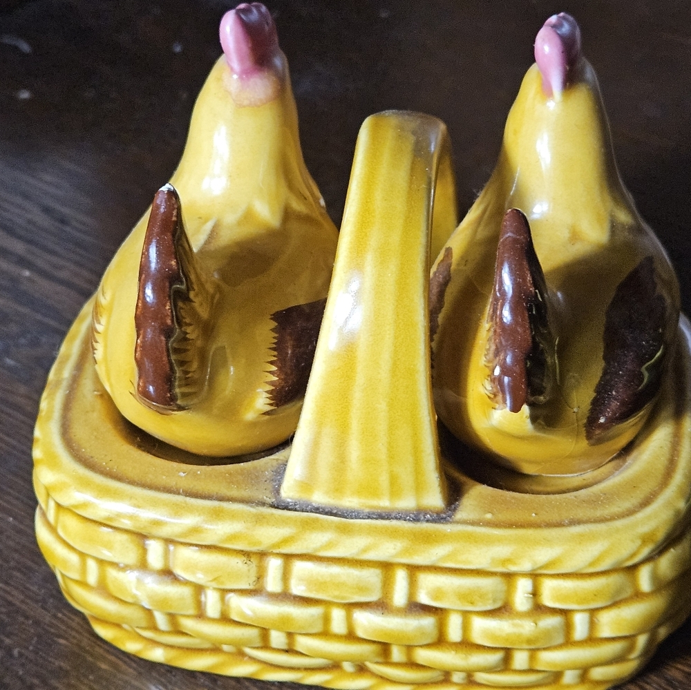 Yellow Chicken Salt and Pepper Shakers - Picture 5 of 8